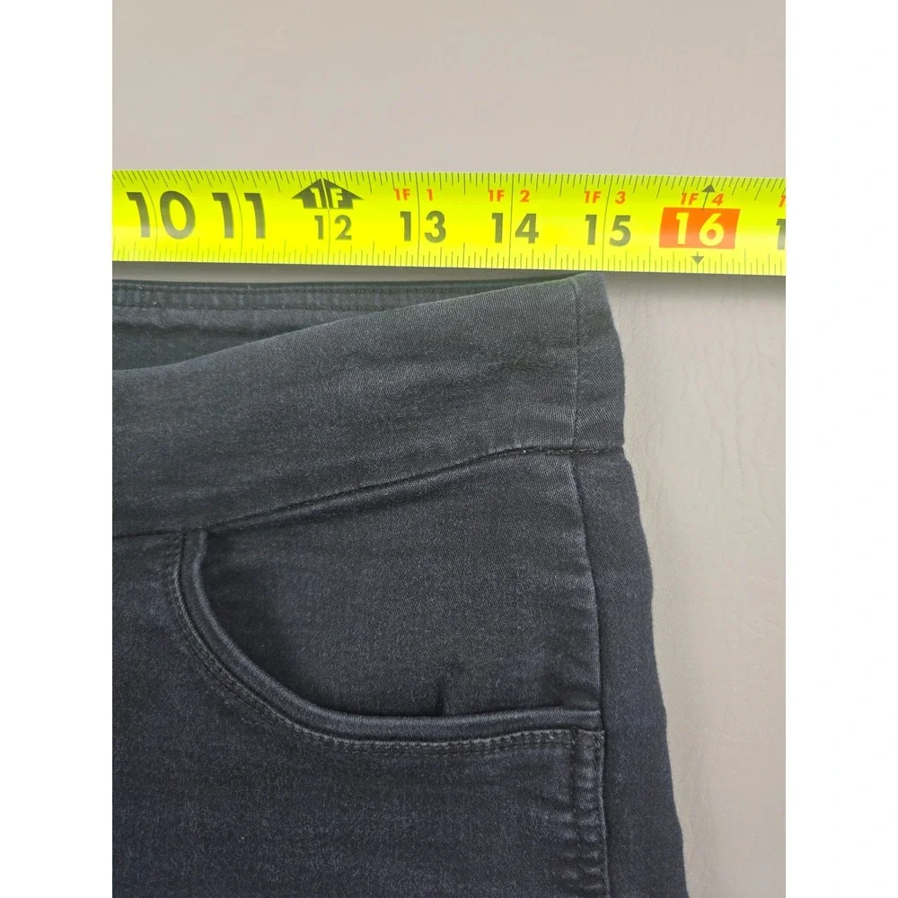 Liz Claiborne Classic Shorts Women 8 Black Pull On Stretch Denim Casual 7 Inseam